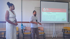 #pratodosverem: Imagem mostra bibliotecária Paula Souza e futuro engenheiro Gesio da Costa Júnior em apresentação de trabalho no 6º Seminário Brasileiro de Museologia 