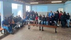 #pratodosverem: Imagem mostra participantes da palestra sobre Lei de Cotas, realizada na Escola Estadual Rubem Esteves Ruffo, em Oliveira Fortes