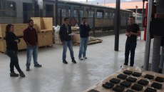 #pratodosverem: Engenheiro Jurandir Vaz apresenta funcionalidades de máquina universal de ensaios. Quatro servidores do Campus Santos Dumont observam explicação.