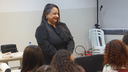 #pratodosverem: Imagem mostra psicóloga Érika Santos durante conversa com estudantes no auditório