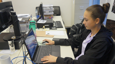 #pratodosverem: Imagem mostra estagiária Marcelle Cerqueira na sala da Direção de Extensão, Pesquisa, Pós-Graduação e Inovação. Ela está digitando e lendo a tela de um laptop.