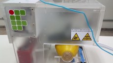 #praotodosverem: Imagem mostra protótipo de sistema eletromecânico de automatização do ambu (reanimador manual), que aparece na parte interna do equipamento (em cor amarela). Foto: Luciano Gonçalves (arquivo do projeto)
