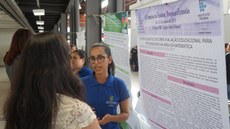 #pratodosverem: Imagem mostra aluna Marcella Alves, da Licenciatura em Matemática, durante apresentação no Simpósio de Ensino, Pesquisa e Extensão do Campus Santos Dumont                