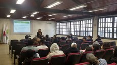 #pratodosverem: A imagem mostra a presidente da SPA, professora Lívia Ávila, conversando com estudantes e servidores no Auditório do Campus Santos Dumont.