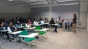 #pratodosverem: A imagem mostra a presidente da SPA, professora Lívia Ávila, conversando com estudantes em uma sala de aula.