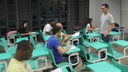 #pratodosverem: A imagem mostra uma sala de aula, com estudantes da Licenciatura em Matemática, sentados, interagindo com o professor Tiago Oliveira, em pé.