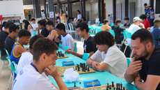 #pratodosverem: Imagem mostra competições do 4º Torneio de Xadrez do Campus Santos Dumont, com partidas realizadas em mesas e tabuleiros no Bloco 1 da unidade