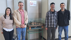 #pratodosverem: Imagem mostra revisora de texto braille Luciana Dornellas, professor Fernando Caneschi, estudante Eduardo Fernandes e professor Carlos Artur Leal ao lado da maquete desenvolvida no TPCC