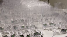 #pratodosverem: Imagem mostra dezenas de escudos faciais sobre uma mesa. O projeto IFight cedeu os chamados face shields a profissionais de saúde para prevenção contra a Covid-19.