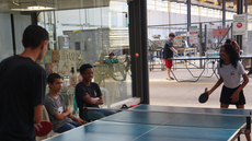 #pratodosverem: Imagem mostra estudantes jogando tênis de mesa no Campus Santos Dumont