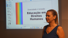 #pratodosverem: Imagem mostra gerente do Departamento de Políticas de Promoção e Defesa dos Direitos Humanos da SEDH de Juiz de Fora, Franciane Rabelo dos Santos, durante conversa na Semana de Planejamento e Formação do Campus Santos Dumont.