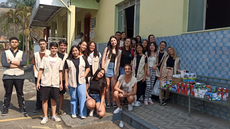 #pratodosverem: Imagem mostra estudantes do curso técnico em Guia de Turismo na área externa do Lar São Miguel