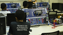 #pratodosverem: Imagem mostra estudantes de Automação Industrial em laboratório do Campus Santos Dumonr