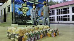 #pratodosverem: Imagem mostra representante do coletivo Manas pelas Minas, Sue Ellen Cruz, e professor Carlos Artur Leal. Eles estão em pé, diante de cestas básicas compradas pelo Instituto Federal com as doações arrecadadas durante o mês de outubro.