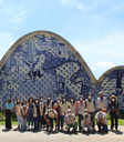 #pratodosverem: Imagem mostra grupo de alunos no Conjunto Arquitetônico da Pampulha. Atrás aparece a icônica Igreja São Francisco de Assis, na Pampulha.