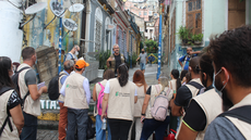 #pratodosverem: Imagem mostra alunos durante walking tour pelo Circuito Histórico e Arqueológico de Celebração da Herança Africana, orientados por guia de turismo.