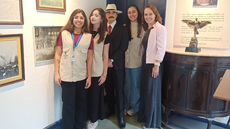 #pratodosverem: Imagem mostra equipe do projeto "Visita mediada ao Museu de Cabangu" ao lado de um personagem caracterizado como Alberto Santos Dumont.