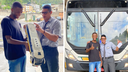 #pratodosverem: imagem com duas fotos: na primeira o aluno Lucas recebe a réplica de um ônibus de presente de um homem adulto, funcionário da empresa Transur; na segunda eles posam para a foto em frente a um ônibus.