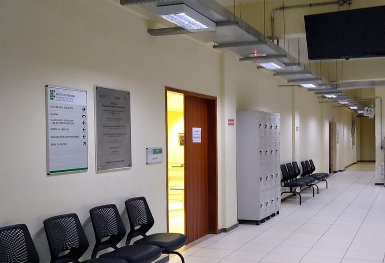 Quadros com os setores foram afixados no corredor