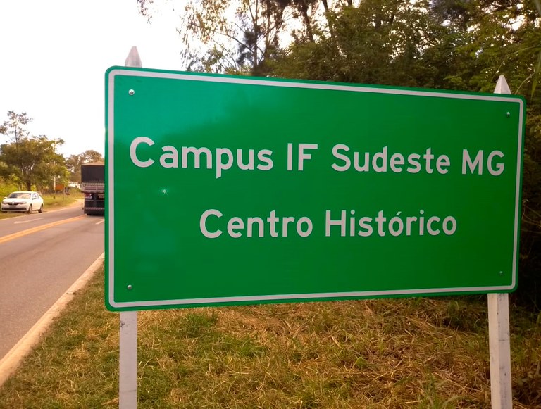 Placas de sinalização vertical indicam o lugar do Campus SJDR