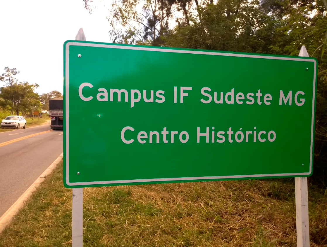 Placas de sinalização vertical indicam o lugar do Campus SJDR