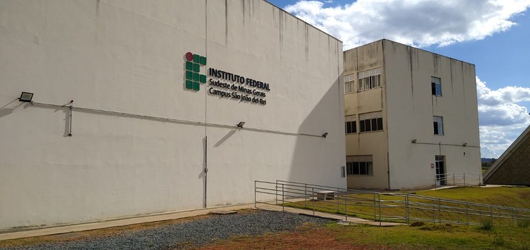 Letreiro com nome do Campus pode ser facilmente visto a distância