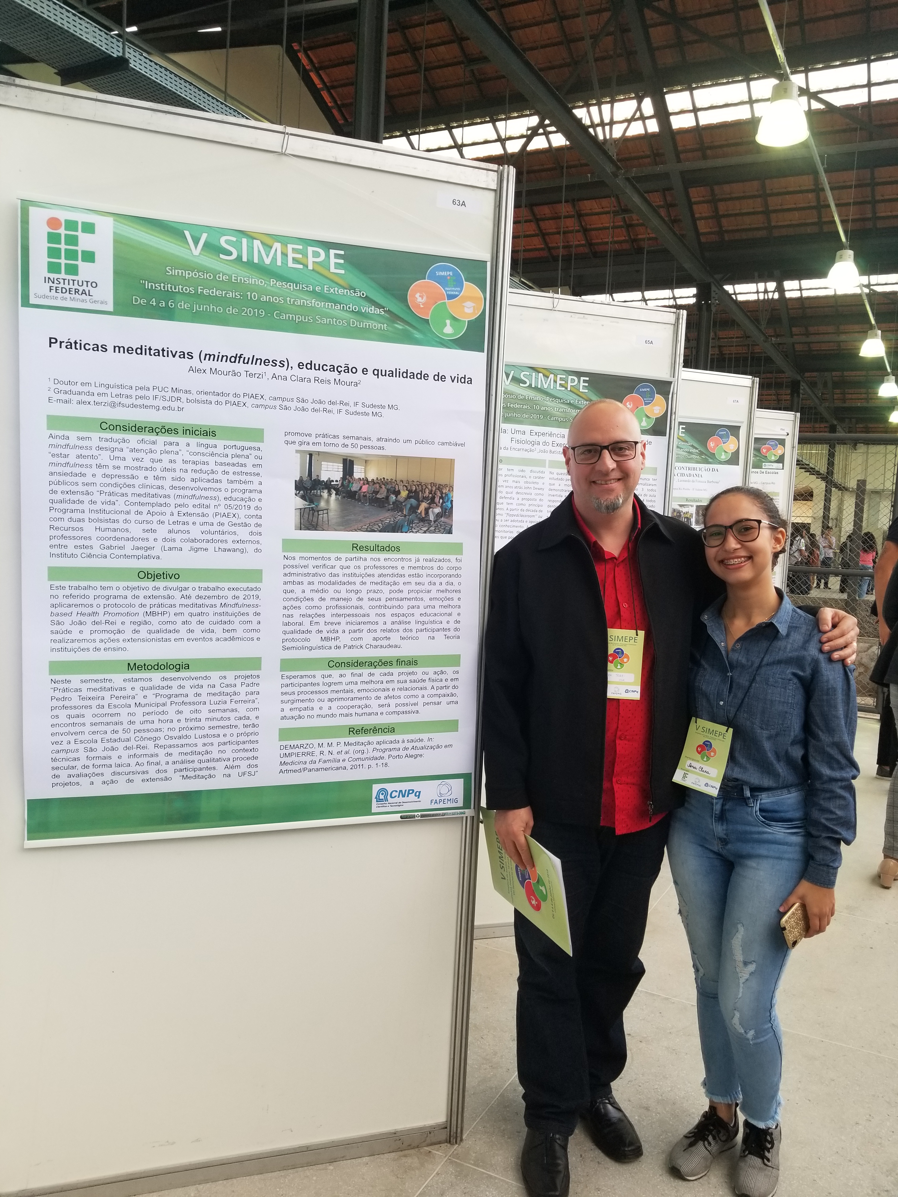 Professor e aluna premiados durante o evento