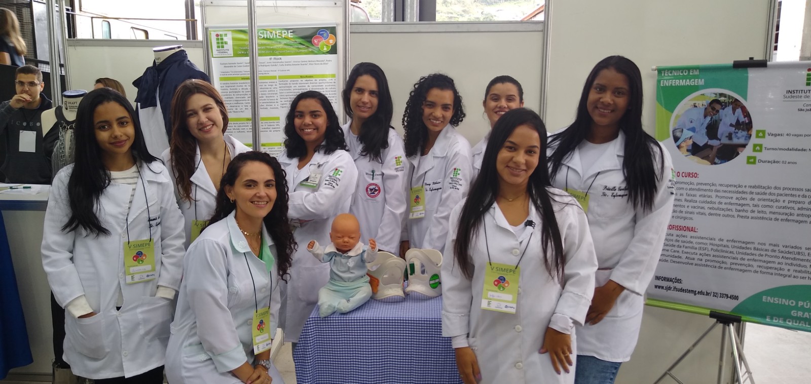 Professora Angélica Terra com alunas do curso Técnico em Enfermagem - V Simepe