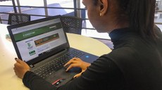 usuário conhecendo o novo site