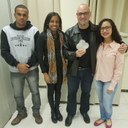 Grupo do projeto de extensão com o troféu de primeiros colocados