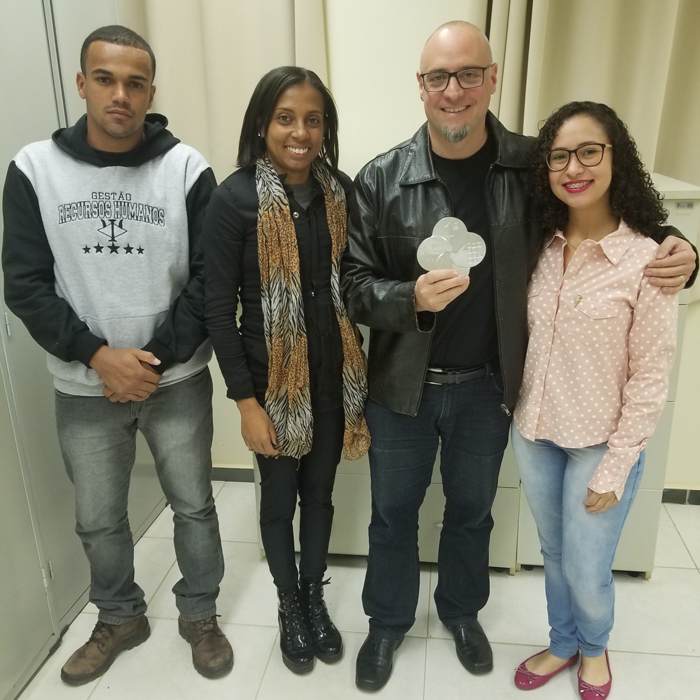 Grupo do projeto de extensão com o troféu de primeiros colocados