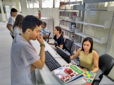 Alunos do Integrado retiram seus livros didáticos na Biblioteca