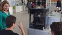 #pratodosverem: Imagem mostra professora Lívia e alunos do Campus Santos Dumont durante atividade realizada com a impressora 3D