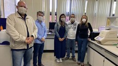 #Pratodosverem: Registro da instalação do equipamento de PCR em Tempo Real do IF Sudeste MG no Laboratório de Microbiologia do Leite/EMBRAPA Gado de Leite – Juiz de Fora/MG. Da esquerda para a direita: José Roberto Ferreira (Chefe Adjunto de Administração- EMBRAPA), André Narvaes da Rocha Campos (Pró-reitor - IFSUDESTEMG), Carolina Capobiango Romano Quintão (Analista - EMBRAPA), Luiz Gustavo Bruno Siqueira (pesquisador - EMBRAPA), Marta Fonseca Martins (pesquisadora - EMBRAPA).