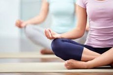 #paratodosverem mulheres sentadas em posição de meditação