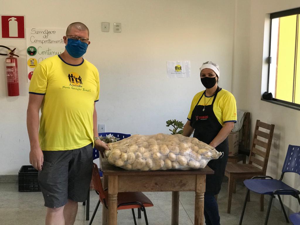 Entrega das batatas à ONG Nova Geração