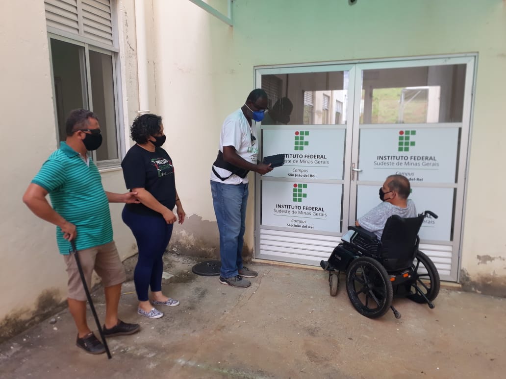 Participantes do tour chegando ao prédio 02