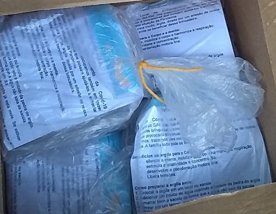 Doação de argilas para as crianças brincarem