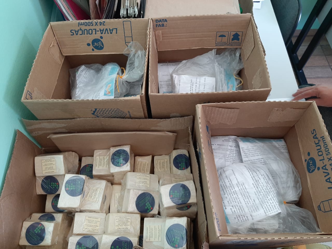 Doação de sabão líquido, álcool em gel e sabão ecológico de Projeto de Extensão