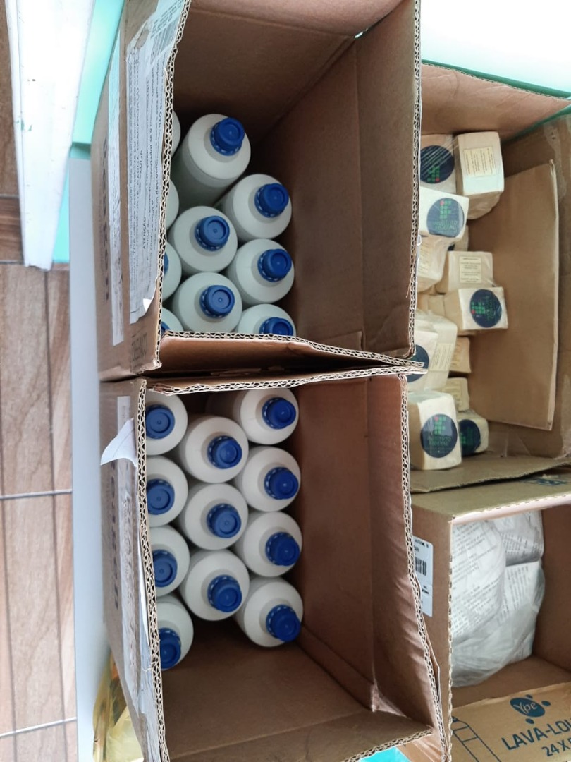 Doação de sabão líquido e álcool em gel de Projeto de Extensão