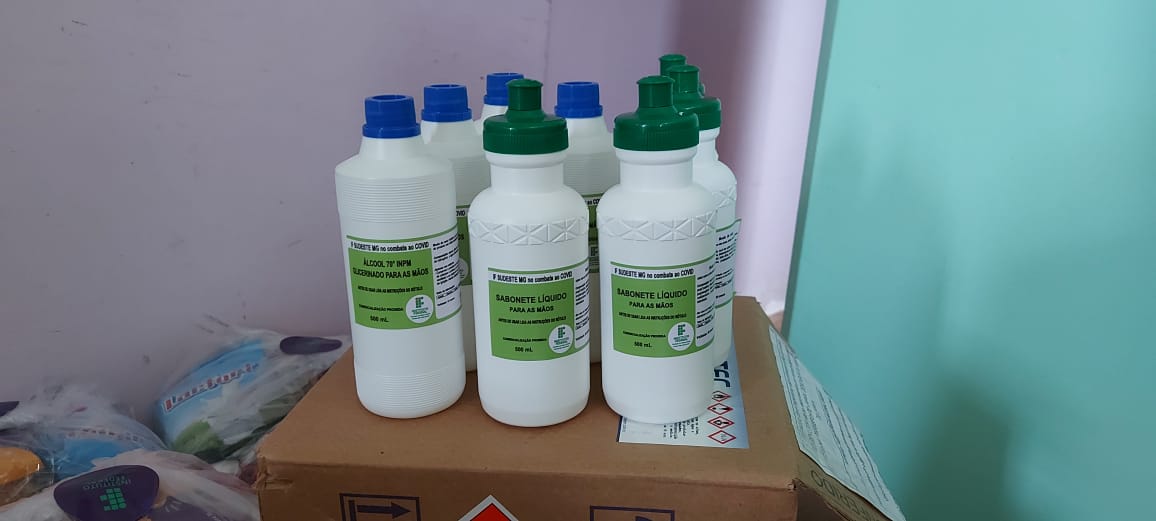 Sabão líquido produzido por Projeto de Extensão