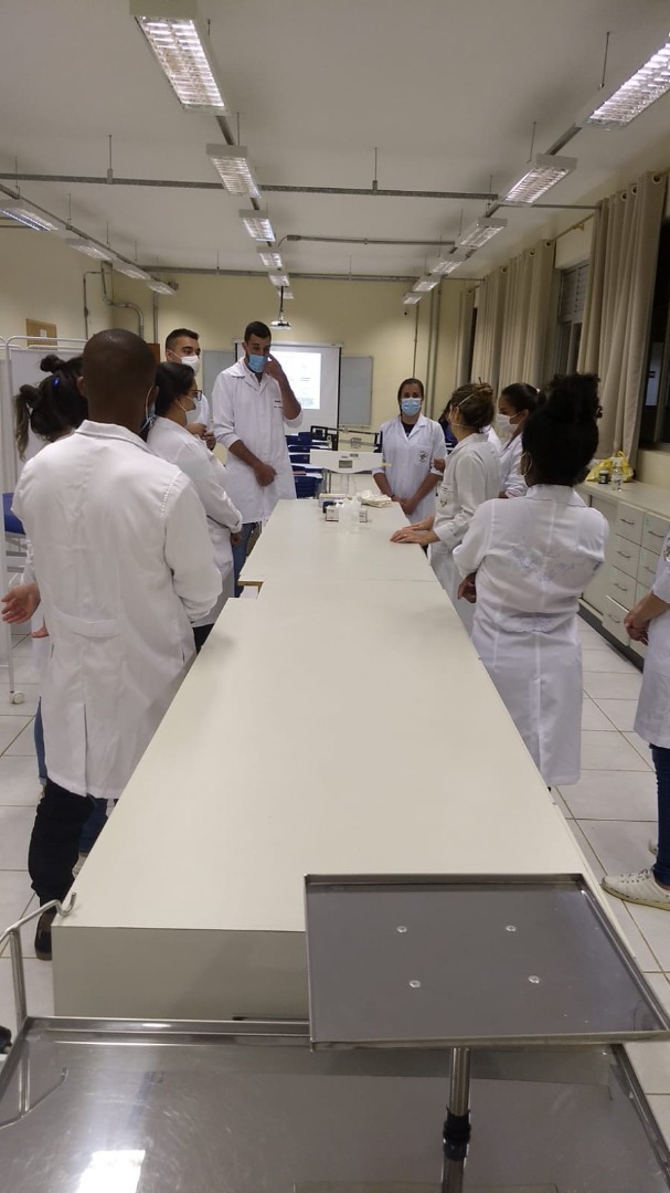 Curso de Enfermagem reinicia aulas presenciais em laboratório