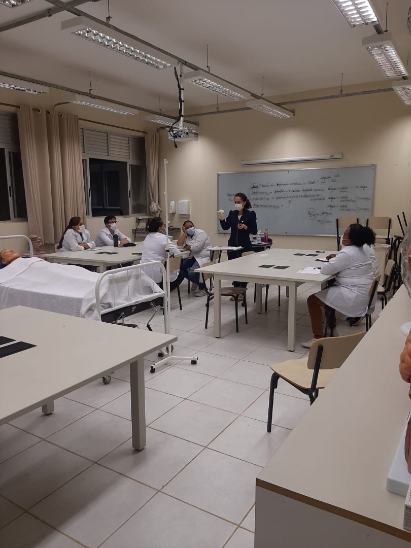 Curso de Enfermagem reinicia aulas presenciais em laboratório