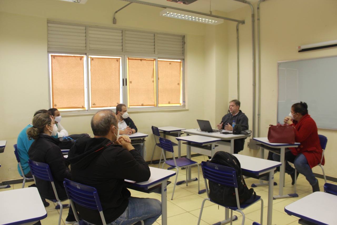 Majela conversa com servidores da Pesquisa e pesquisadores do campus