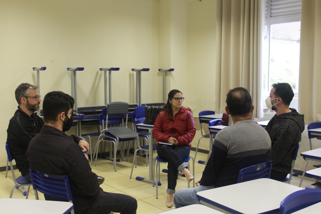 Raquel Fernandes conversa com servidores do DDI de São João del-Rei
