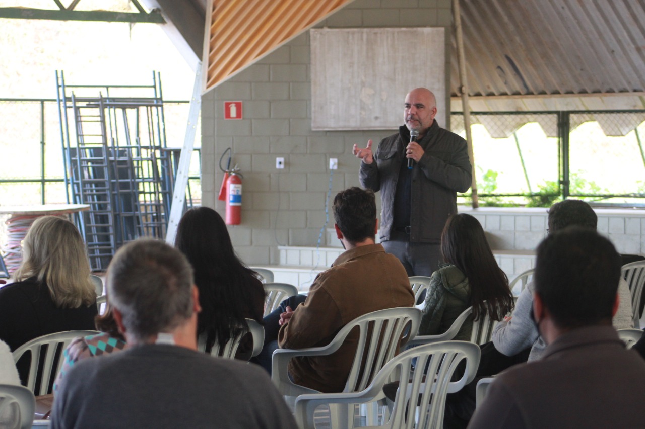 Servidores participam do encontro com o Reitor em que ele apresentou os principais resultados do primeiro ano de gestão