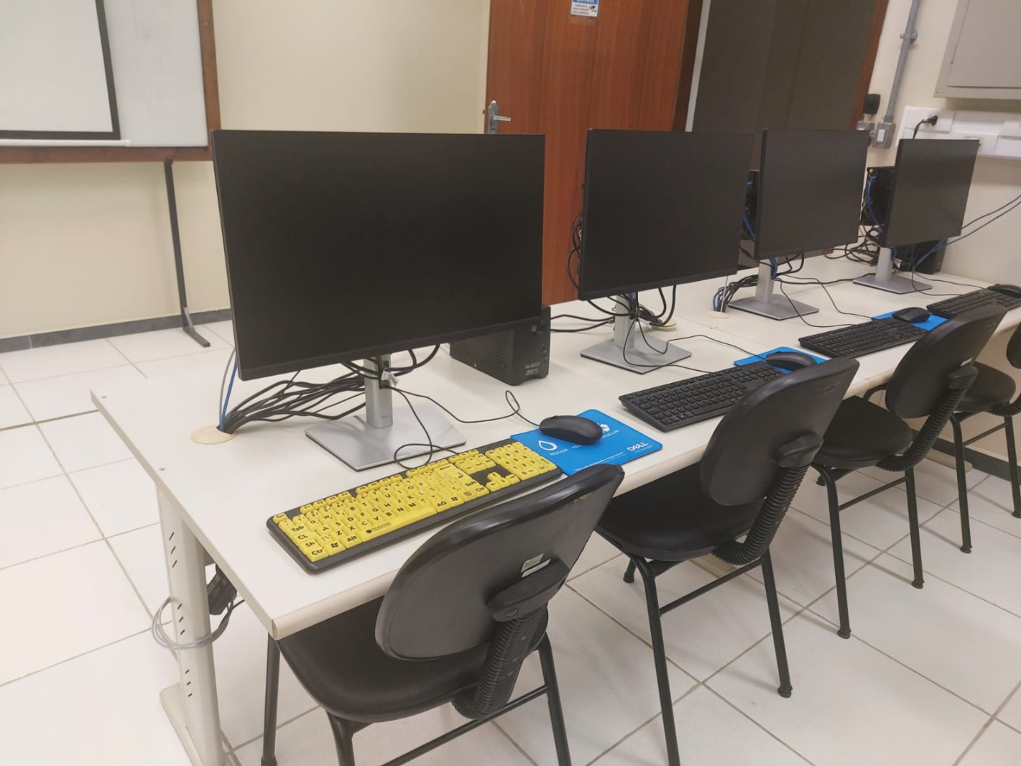 Máquinas adaptadas para alunos de baixa visão