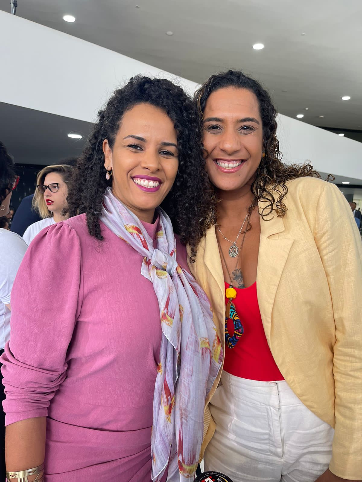 A Pró-Reitora de Extensão, Rosana e a minsitra Anielle Franco