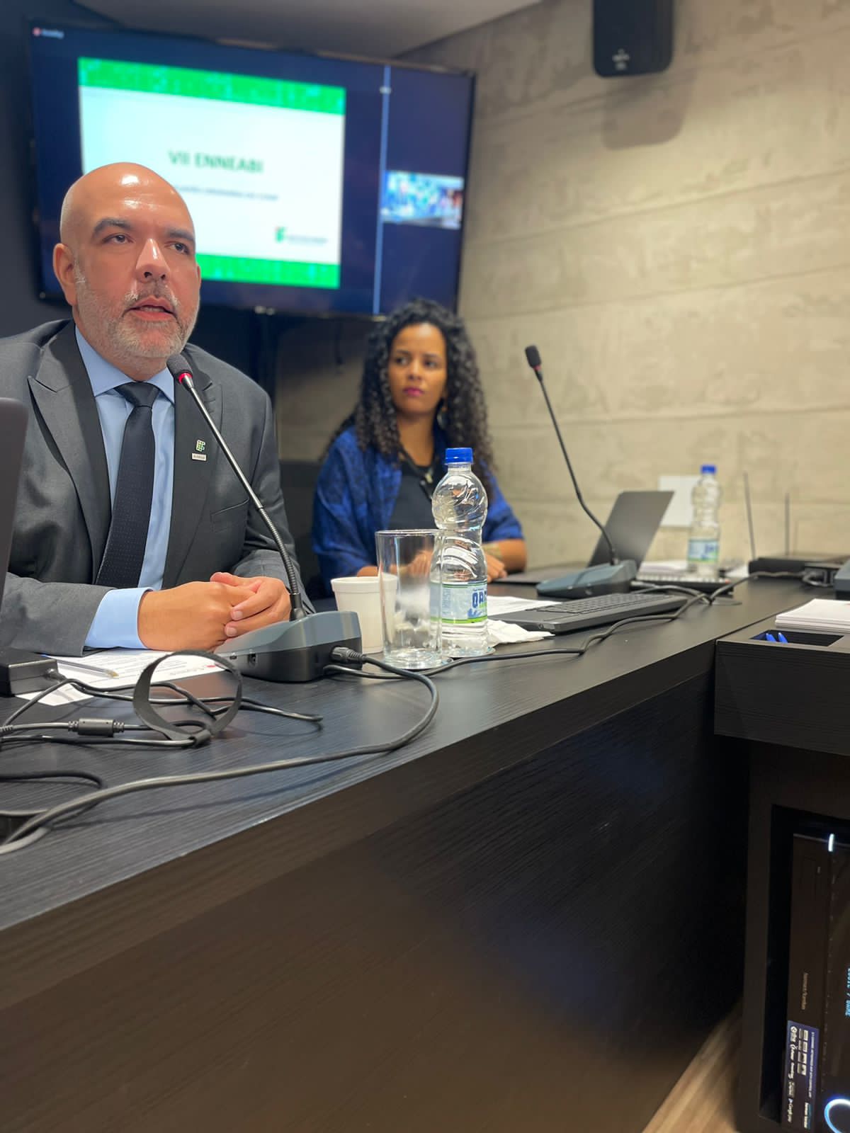 Reitor e Pró-Reitora de Extensão apresentam projeto no CONIF