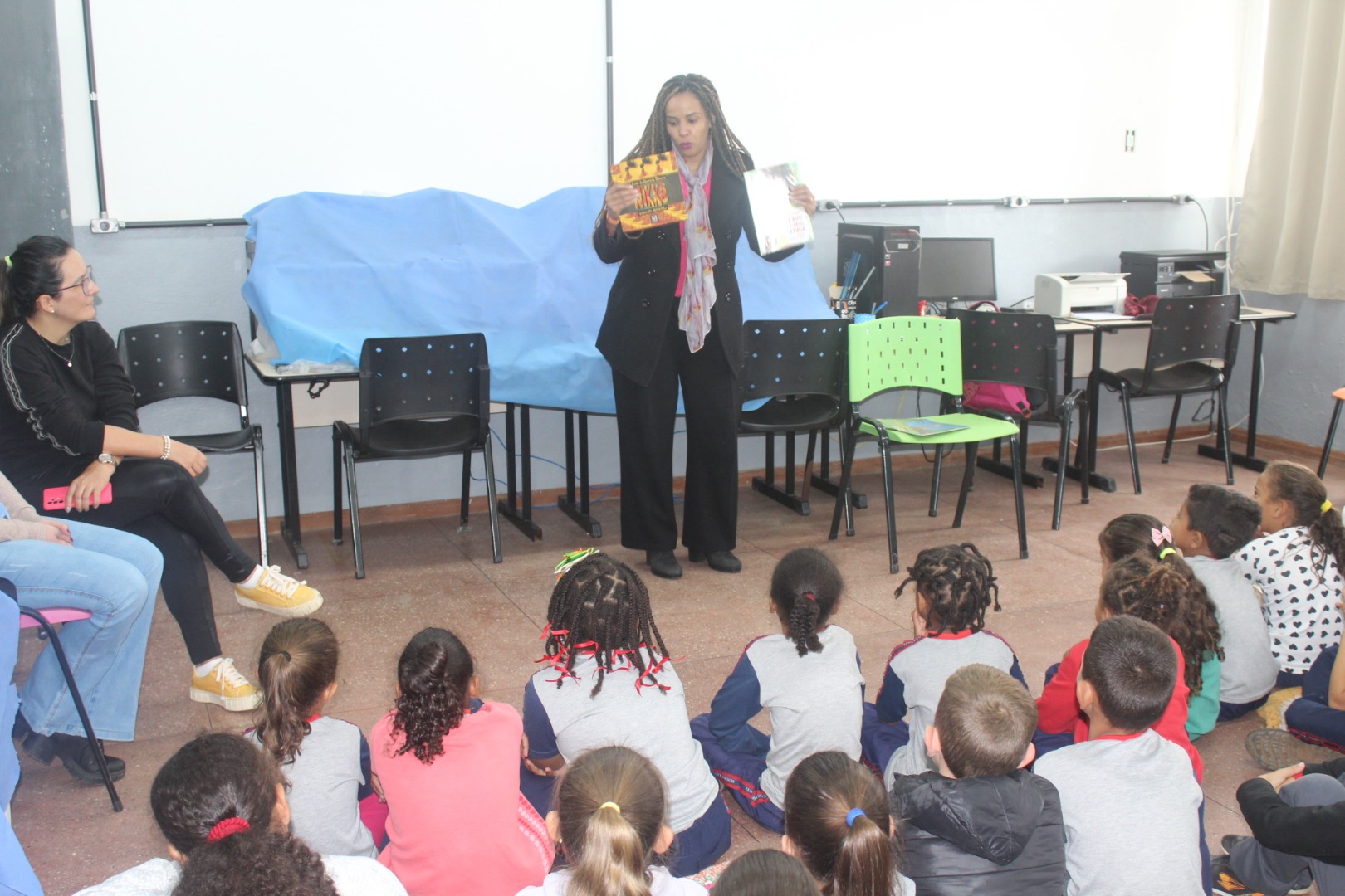 PROJETO DE EXTENSÃO E NEABI ENTREGA LIVROS NA COMUNIDADE QUILOMBOLA DE CURRALINHO DOS PAULAS